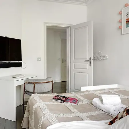 Elegant 3br Champs-elysees & Arc De Triomphe Apartment Paris